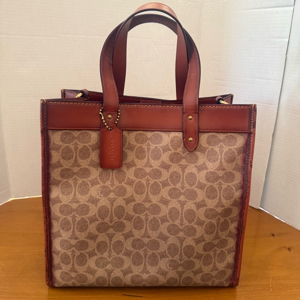 Coach Signature Carriage Coated Canvas Field Tote

Strap:Long Strap NOT included
